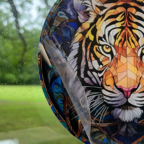 Suncatcher, Tiger head, acrylic. NIP. Hang cord. Protective film cover. 6” diam - Picture 4 of 7